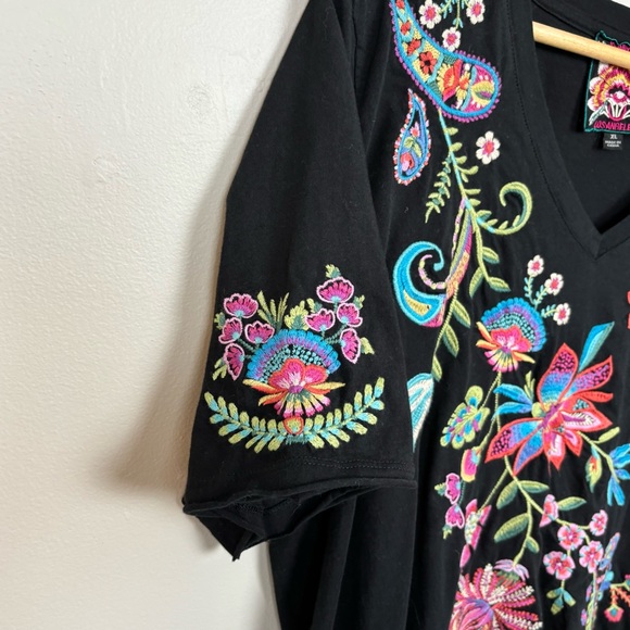 Johnny Was Top XL Black Raw Hem V-Neck Tee Embroidered Floral 100% Cotton - Picture 5 of 11